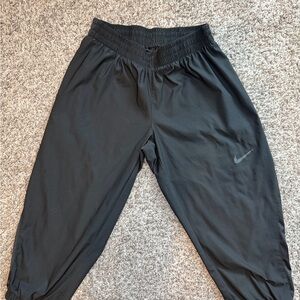 Nike Dri Fit Black Flex Woven
Capris Size Small